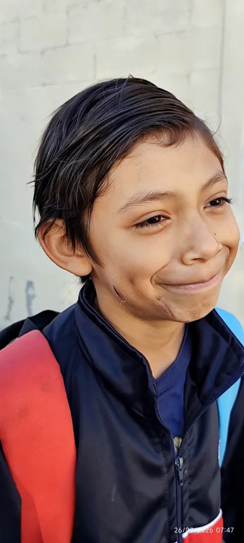 Adrián sonriendo